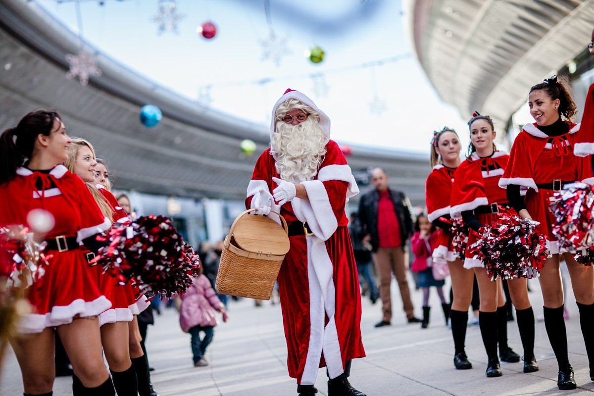 Deambulation du Père Noel dans le centre ville de Montpellier